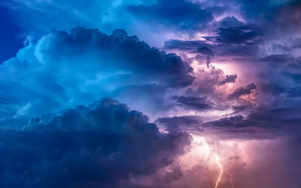 Do hradeckého kraje dnes dorazí bouřky. Meteorologové varují před požáry