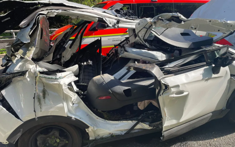 Po pádu stromu na auto v Krkonoších na cestě do Malé Úpy zemřeli tři lidé