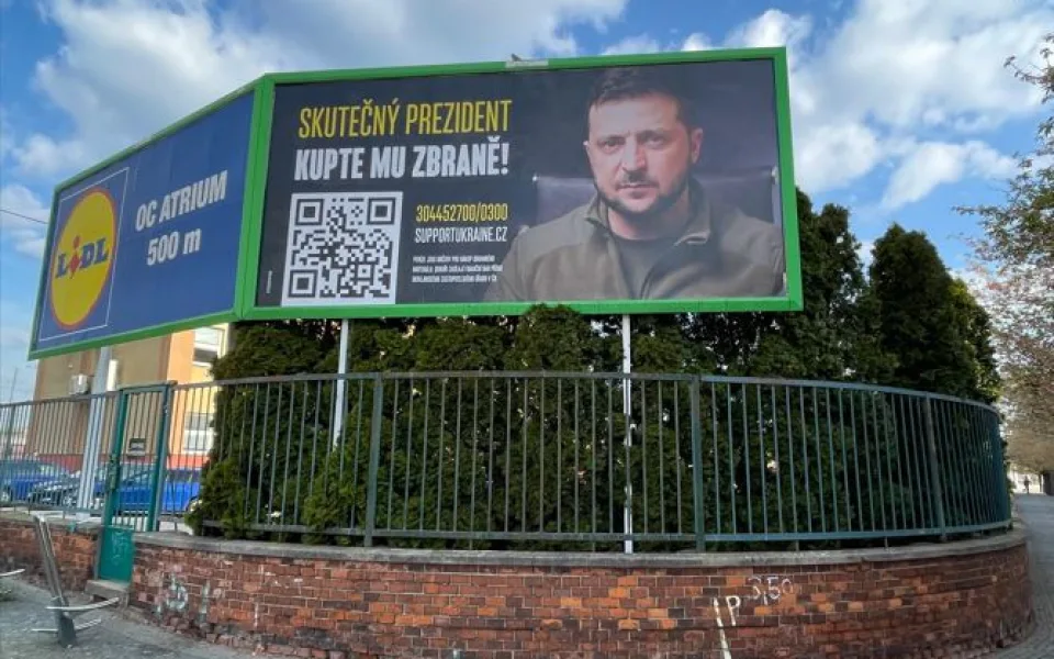Na billboard se Zelenským u vlakového nádraží si stěžovali lidé, firma ho stáhla