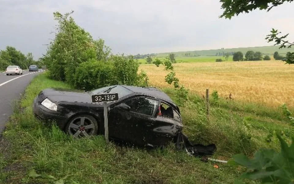 Řidič doslova přerazil své auto o mostek vedle silnice. Do nemocnice ho transportoval vrtulník