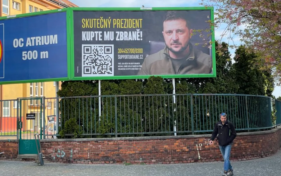 Billboard vyzývající k nákupu zbraní pro Ukrajinu: zadavatelé hledají novou plochu