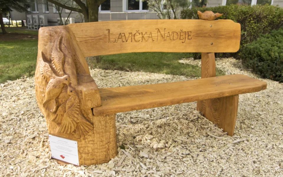 Hradecká nemocnice má Lavičku naděje. Jde o podporu onkologických pacientů