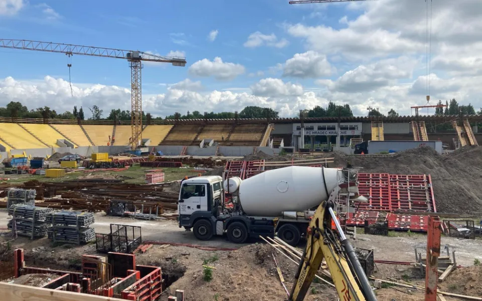 Podívejte se na rozestavěný hradecký stadion. V těchto dnech začala repase lízátek