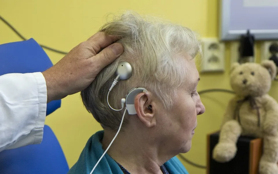 Fakultní nemocnice Hradec Králové implantovala stovku kochleárních implantátů. Lidem vrací sluch