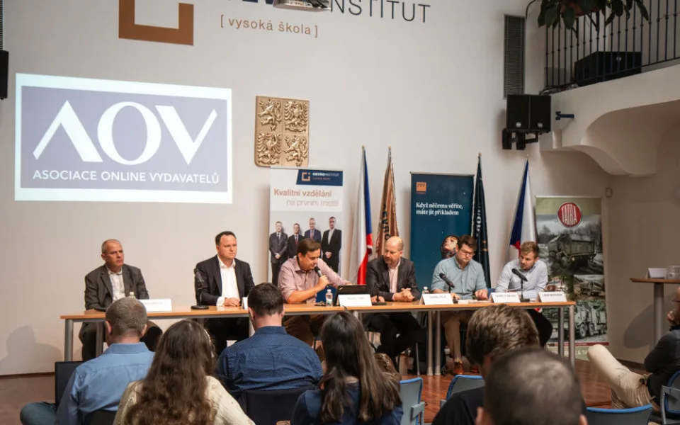 Blokování nás nespasí, lepší je kvalitní mediální výchova, říká výkonný ředitel sdružení, které vyplo proruské weby