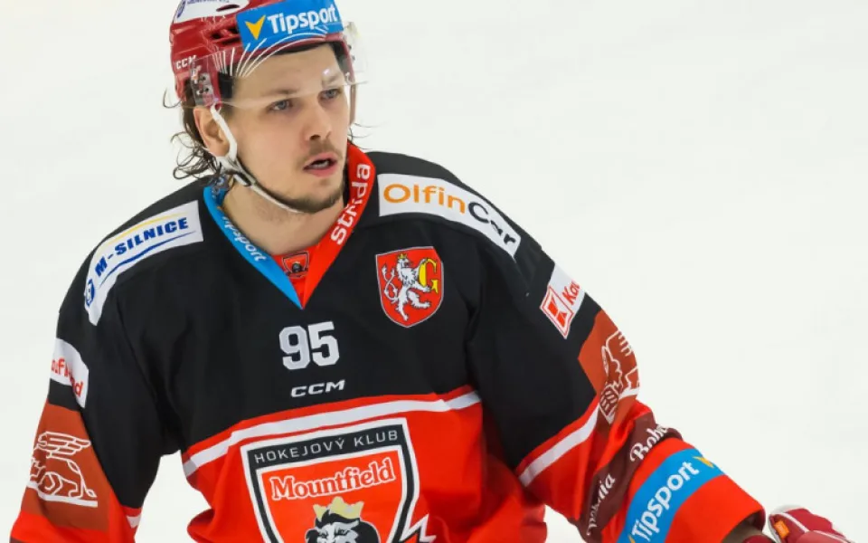 Ruský hokejový útočník Ščerbak získal povolení pokračovat v Hradci Králové