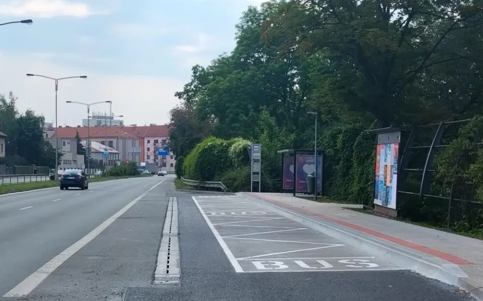 ŘSD po dvou měsících dokončilo opravu MHD zastávky v Hradci Králové. Práce měla trvat půl roku