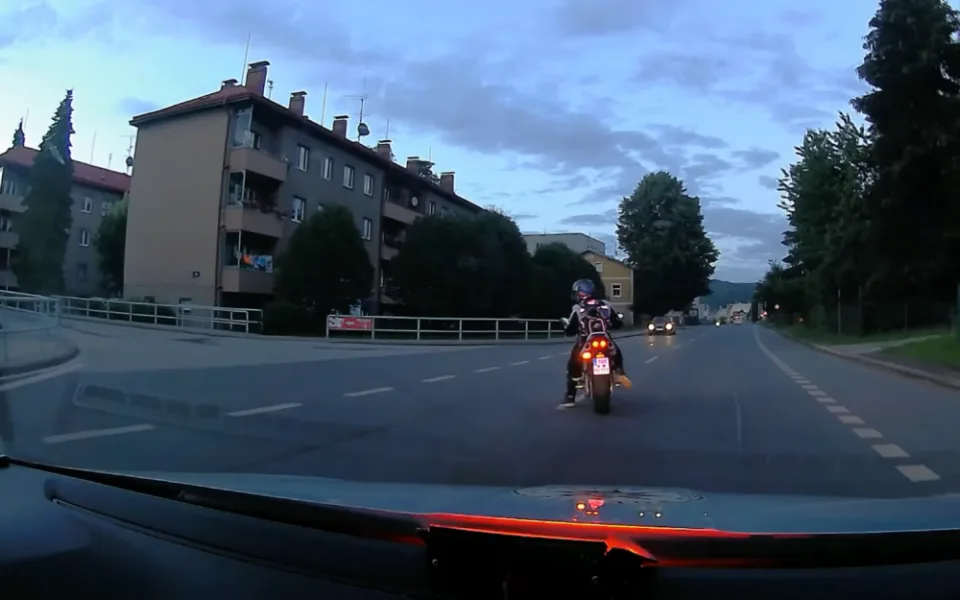 Zdrogovaný motorkář se pokusil ujet hlídce. U sebe měl pistoli a drogy