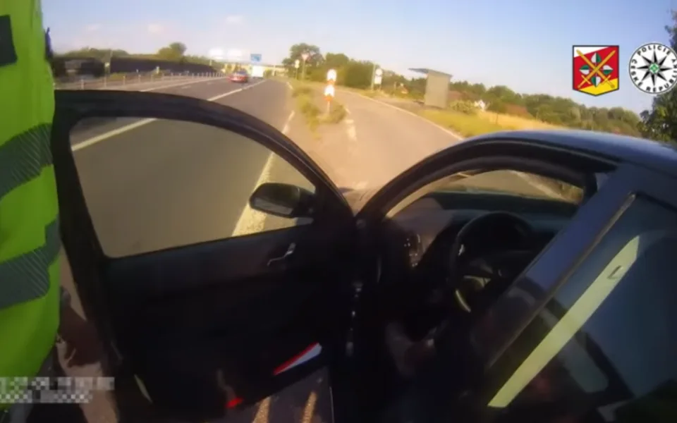 Řidička nadýchala téměř tři promile. Fouknout do přístroje se ji povedlo až na několikátý pokus