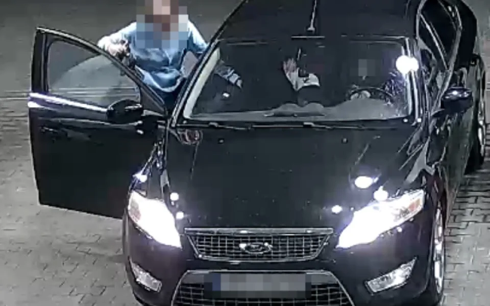 Zloděj chtěl ukrást nastartované auto i se spolujezdkyní. Ta mu vypnula motor
