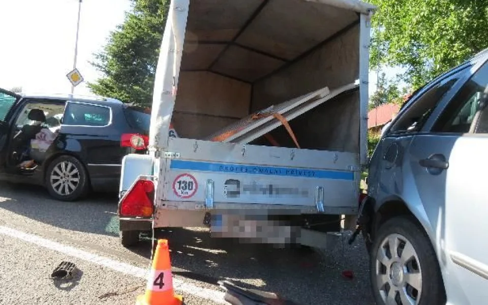 Na hlavním tahu u Hořic se srazila čtyři auta. Na vině je řidič, který nedodržel bezpečnou vzdálenost