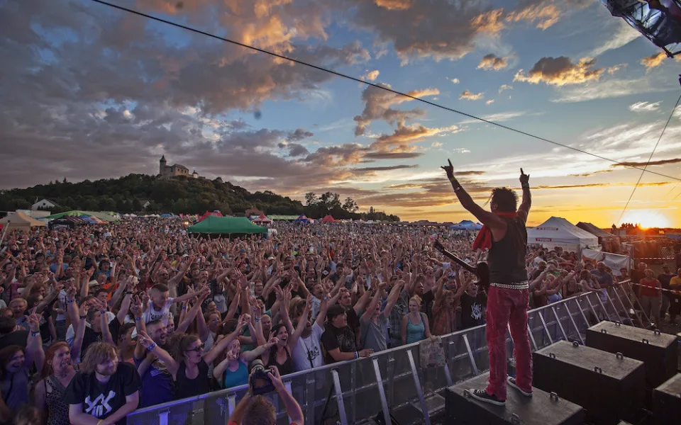 Hudební festival Hrady CZ se představí na hradě Kunětická hora s kapelami Rybičky 48, Chinaski či Visacím zámkem