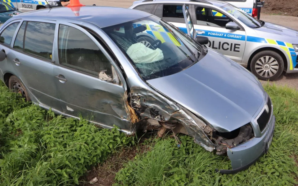 Naboural s právě ukradeným autem. Zloděj z místa nehody utekl, pátrá po něm policie