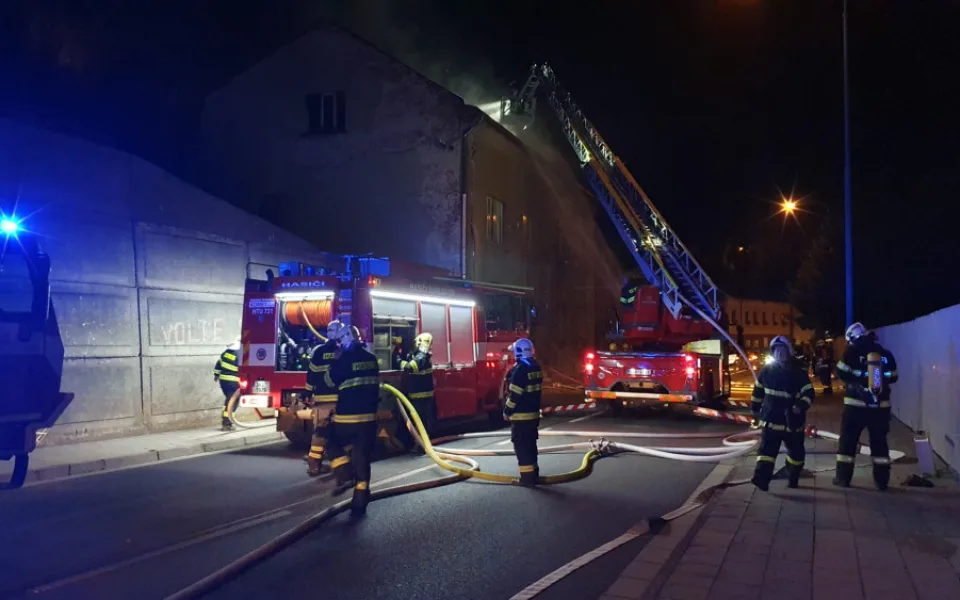 Požár bytového domu v Úpici připravil o domov 17 lidí. Náhradní ubytování zařídilo město