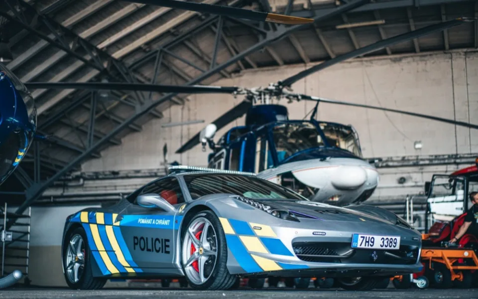 VIDEO: Ve Ferrari se proháněli kriminálníci, teď bude sloužit policistům