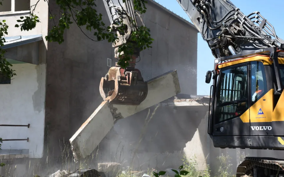 V areálu nemocnice v Rychnově nad Kněžnou začala demolice. Čeká ji modernizace