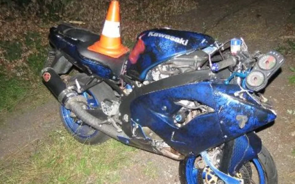 Srnec skočil přímo pod kola motorky. Řidiče s těžkým zraněním transportoval vrtulník