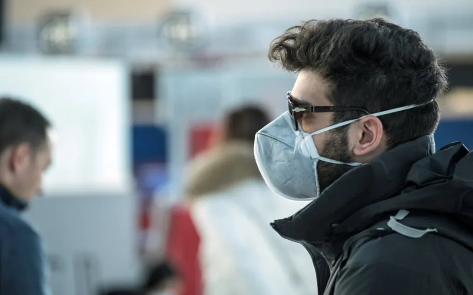 Při návštěvě doktora radí krajští hygienici používat roušky a respirátory. Stejně tak v sociálních službách