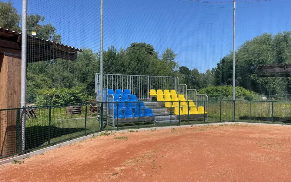 Fanoušci baseballu v Trutnově si sednou. Město nechalo u hřiště postavit čtyři tribuny