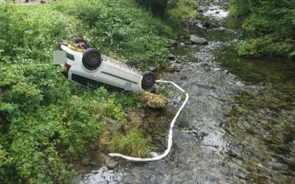 V Peci pod Sněžkou skončilo auto v řece. Řidička pravděpodobně nezatáhla ruční brzdu