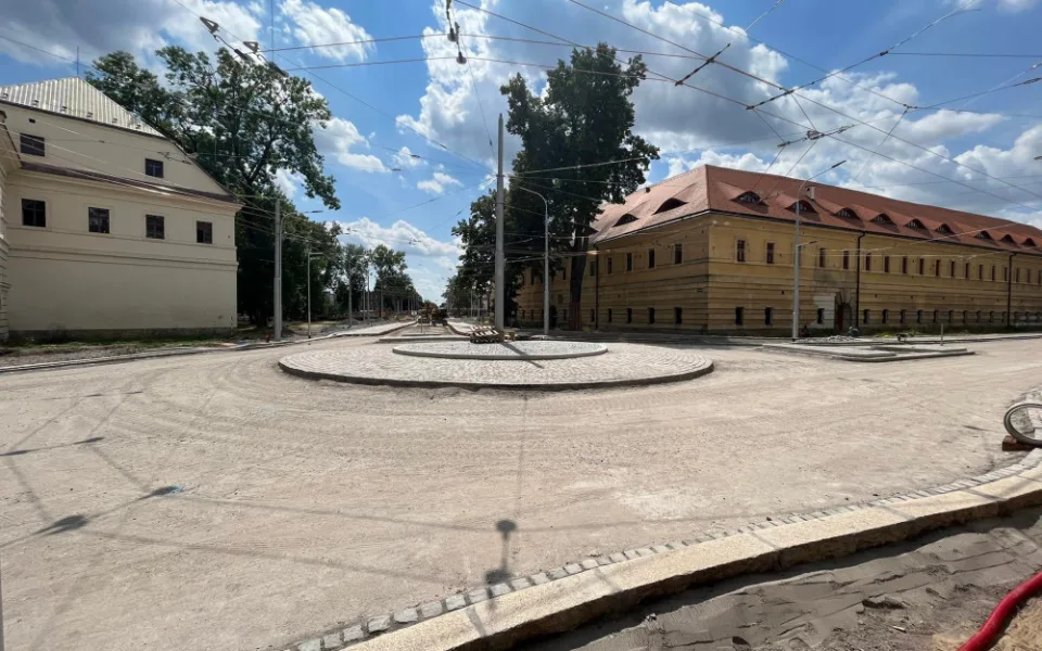 Hradecká Fortna už má kruhový objezd. Práce jdou podle plánu