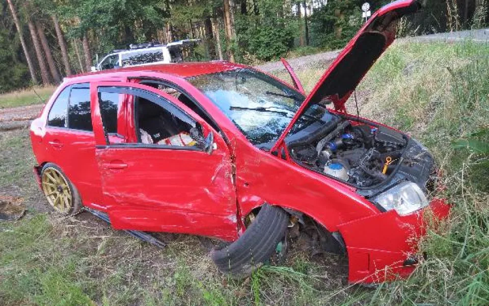 Policie pátrá po svědcích dopravní nehody na Trutnovsku. Řidič nezvládl řízení, skončil v nemocnici
