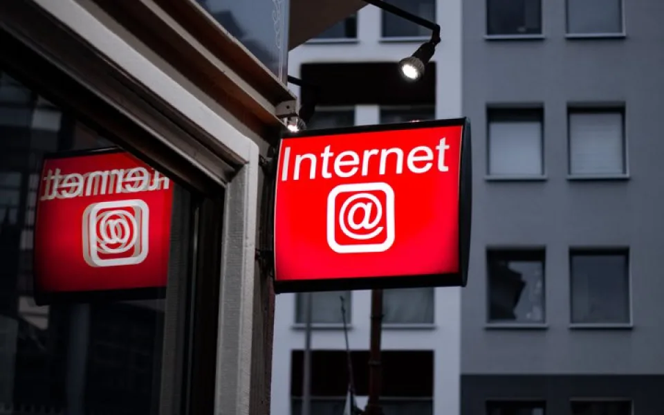 Hackeři si dovolenou neberou. Pozor na veřejnou WiFi, varují odborníci