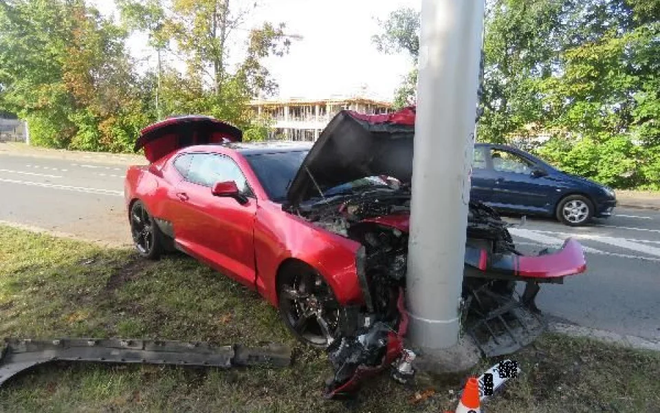 Nehoda Chevroletu Camaro v Hradci Králové