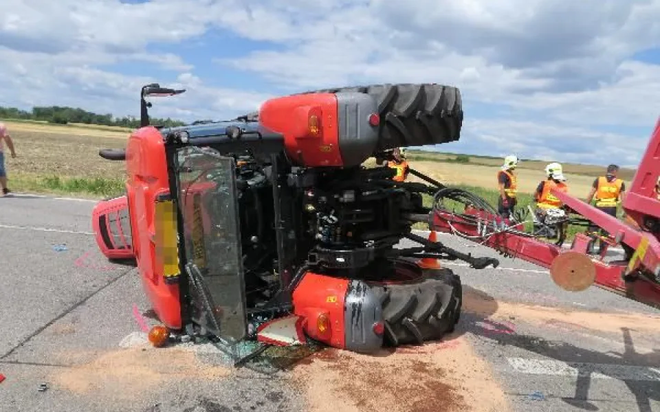 Převrácený traktor po střetu s osobním autem