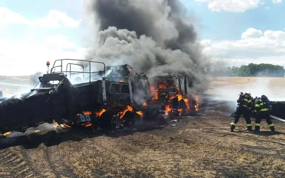 Na Trutnovsku hořel traktor s lisem. Škoda je odhadem osm milionů korun