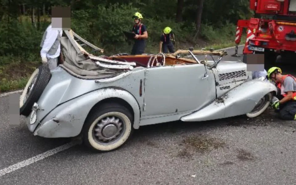 Řidič boural s historickým vozem AERO 50. Na mokré silnici dostal smyk