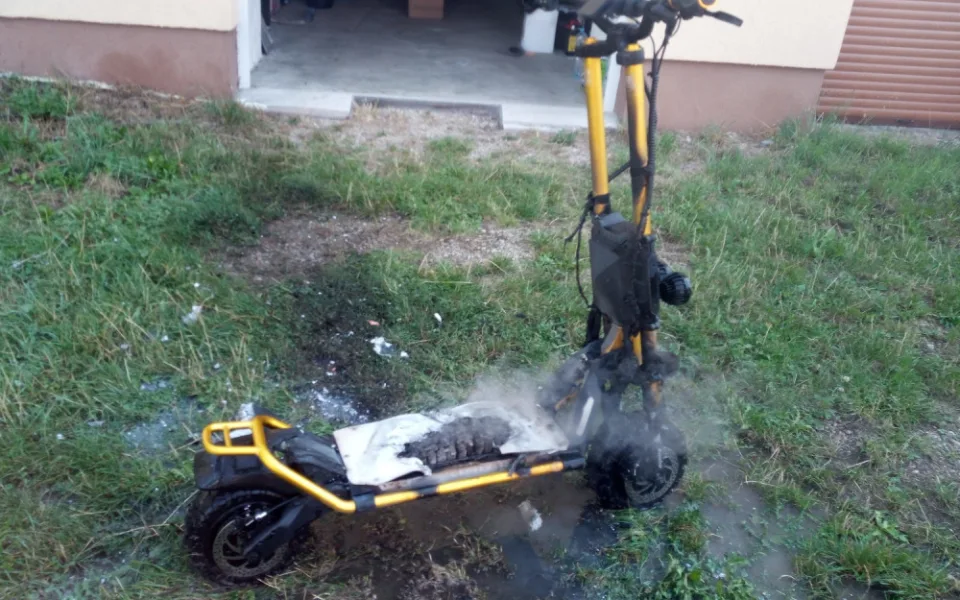 Baterie elektrokoloběžky způsobila požár přístřešku u rodinného domu