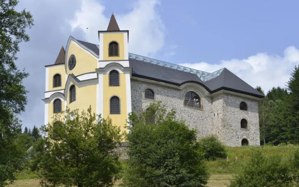 Oprava prosklené střechy kostela v Neratově za 19 milionů je v polovině
