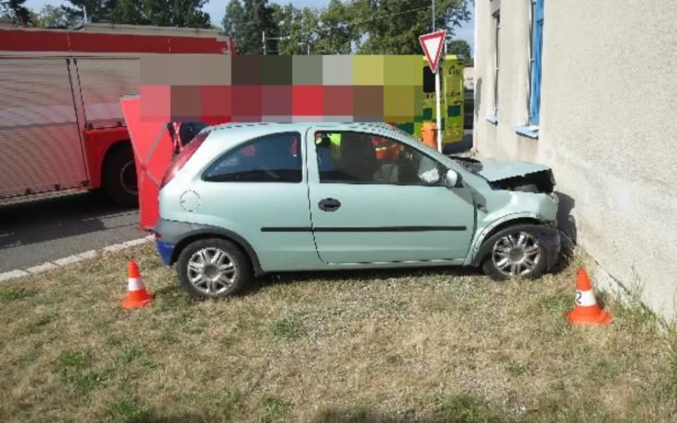 Na Novém Hradci Králové narazil senior autem do domu. Nehodu nepřežil