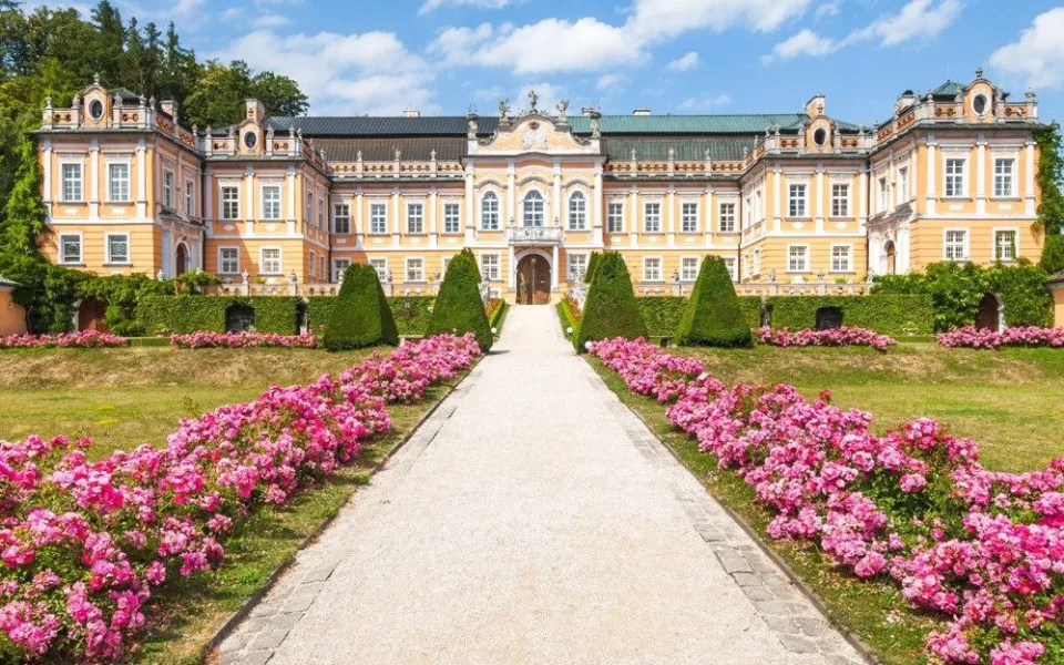 Kam o prázdninách s dětmi na výlet? Navštivte české Versailles nebo úkryt rytíř Toulovce