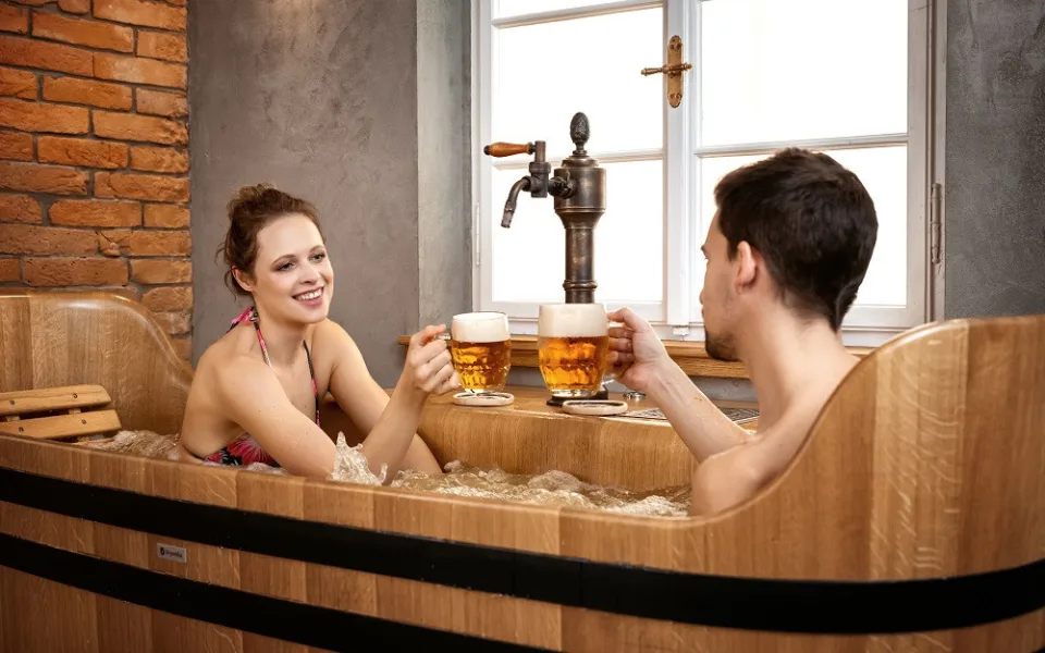 Pivní lázně Svijany lákají na koupel v dubových vanách