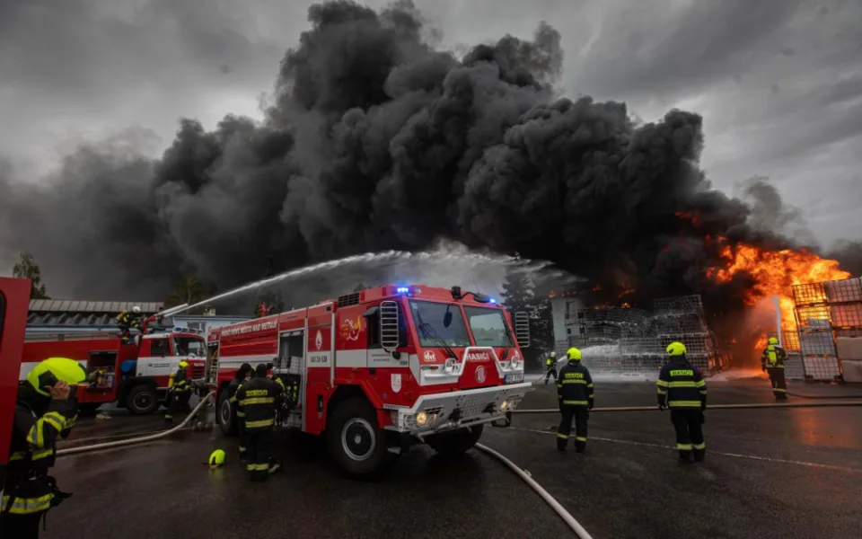 V Novém Městě nad Metují hořelo v průmyslovém areálu v Náchodské ulici