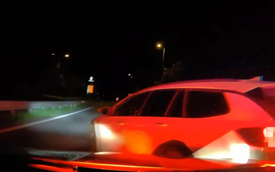 Policejní honička skončila až po kilometrech PIT manévrem. Řidič nadýchal téměř 1,5 promile