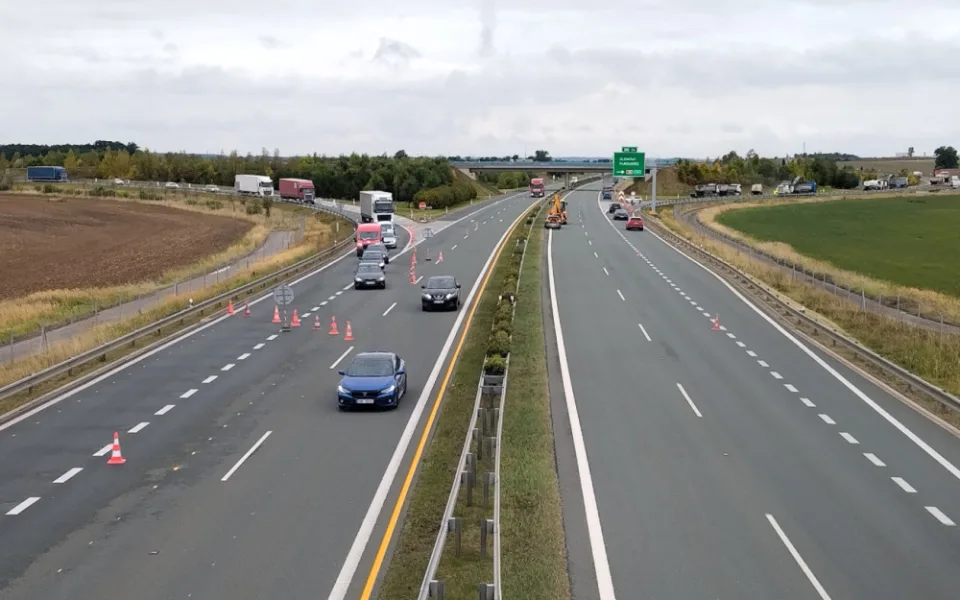 Z D35 se řidiči dostanou do Prahy jen přes Hradec Králové. ŘSD se pustilo do oprav křižovatky