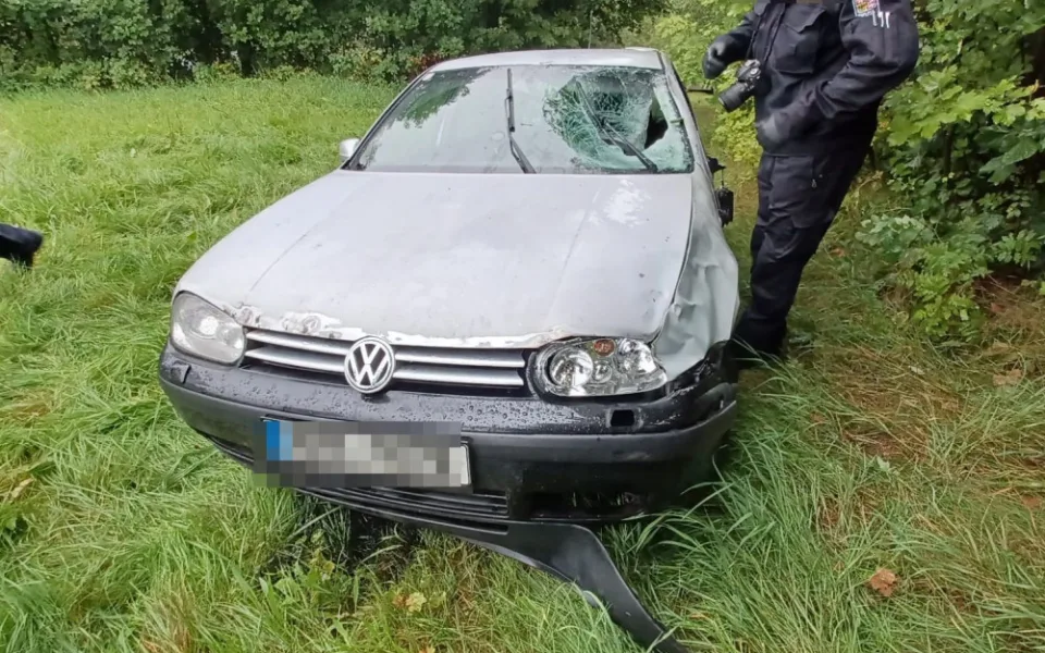 Řidič srazil dva chodce a z místa nehody ujel. Jeden zemřel na místě, druhý ve vrtulníku