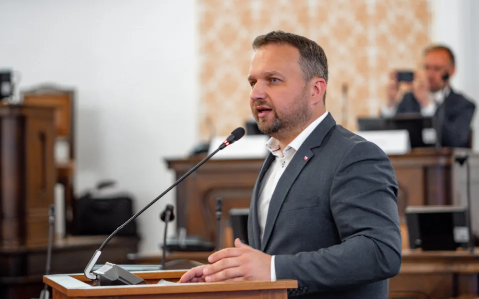 Díky milostivému létu může ubýt práce načerno i nároků na dávky, tvrdí ministr Jurečka