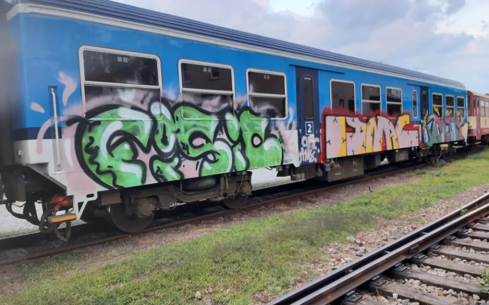 Policie pátrá po skupince sprejerů. V Trutnově pomalovali vagon odstavený v depu