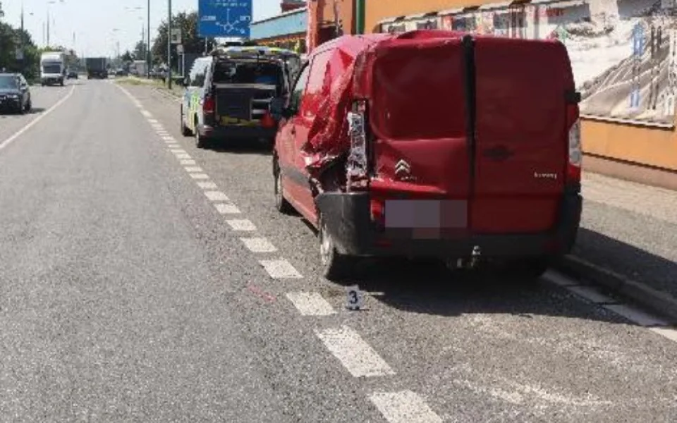 Řidič kamionu v Jaroměři porazil vše, co mu přišlo do cesty. Nadýchal tři promile