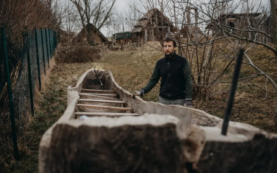 Experimentální archeologové na Hradecku dokončují člun pro expedici Monoxylon