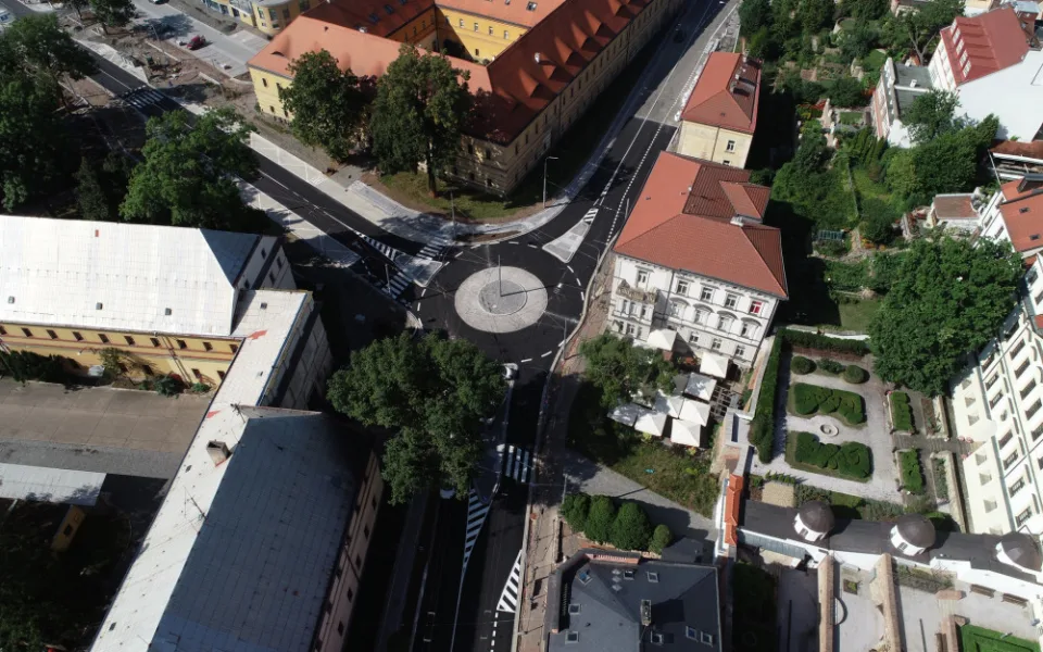 Na křižovatku Fortna v centru Hradce Králové se od čtvrtka vrátí MHD