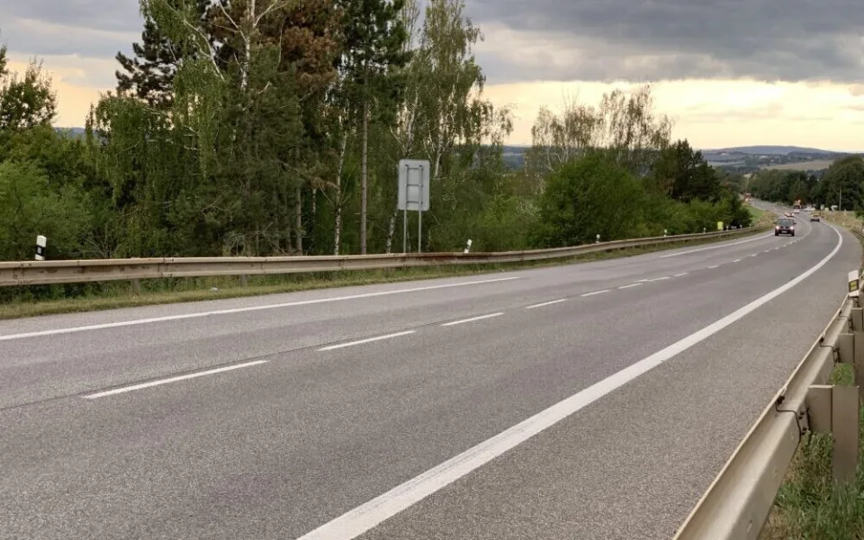 Hlavní tah z Jičína se musí opravit. Řidiči musí kyvadlově jedním pruhem