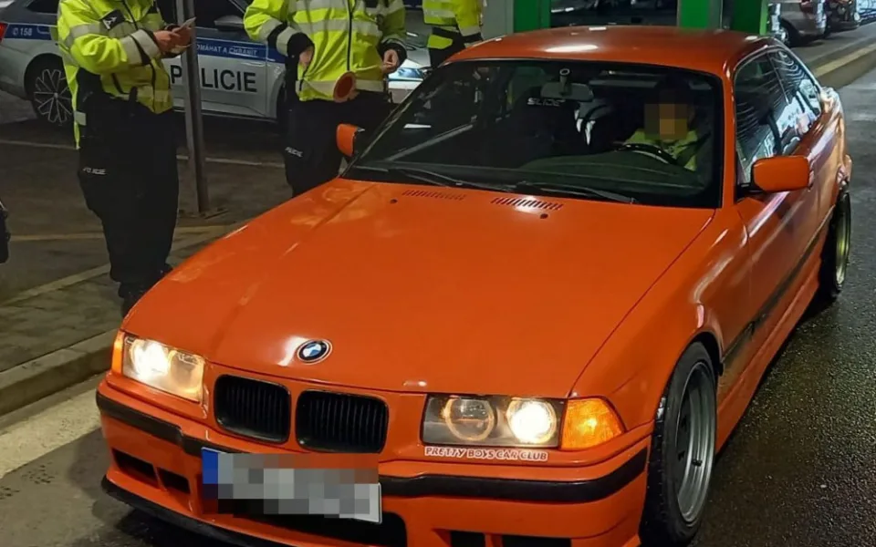 V Hradci Králové se konal tuning sraz. Policisté rozdali pokuty za 40 tisíc