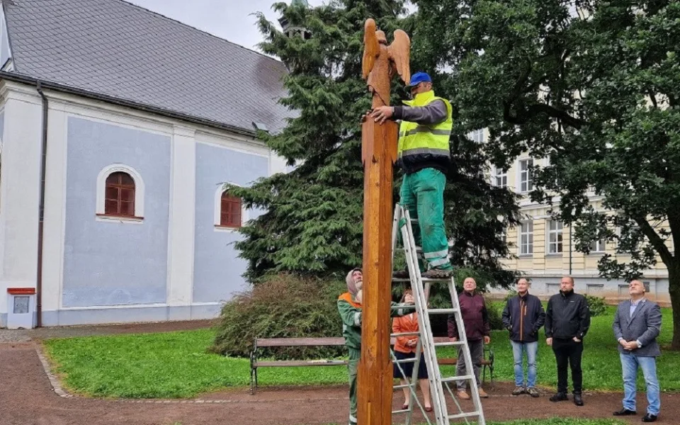 Náchod už má zpátky anděla, soška dohlíží na park