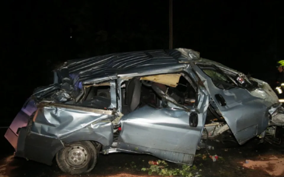 Mladík zdemoloval auto i s dvěma spolujezdci. Nadýchal přes 1,5 promile