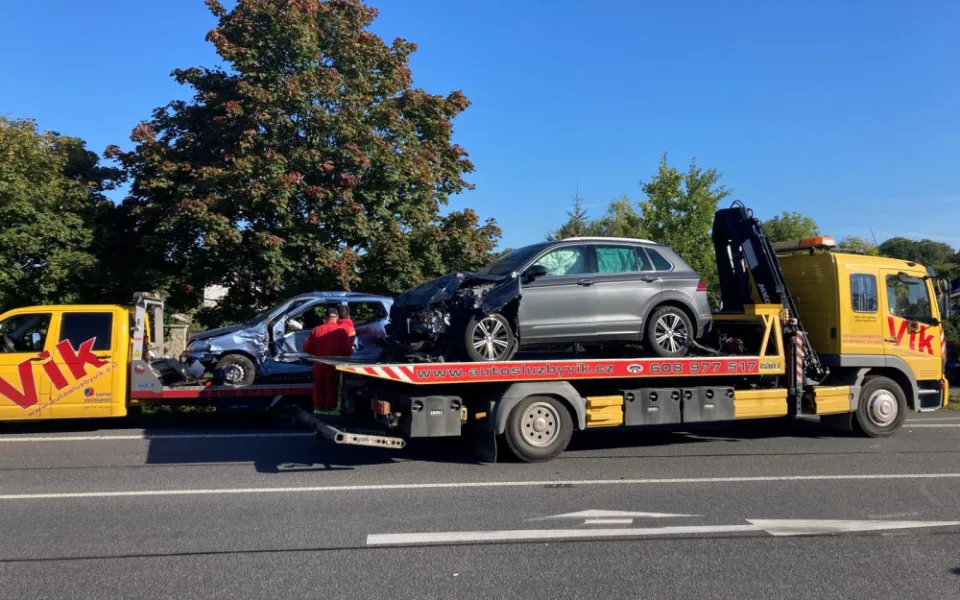 Při srážce dvou aut u České Skalice na Náchodsku zemřel senior